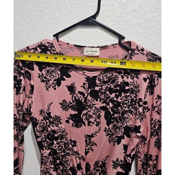Free Kisses Floral Pink and Black CropTop Lightweight Size Small - Picture 3 of 5